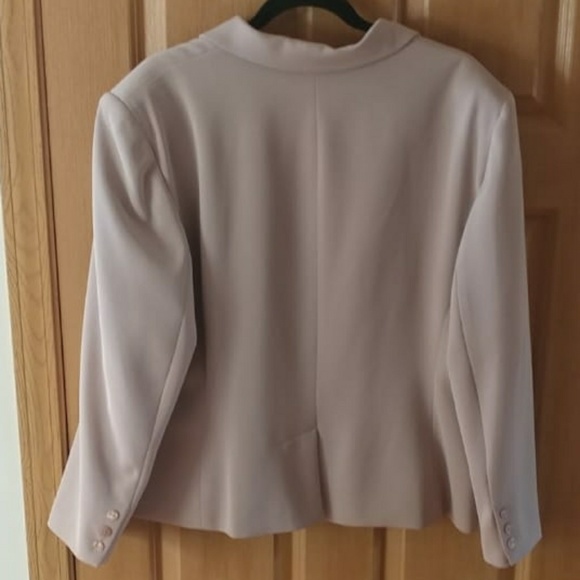 Cream suit jacket - Picture 2 of 3